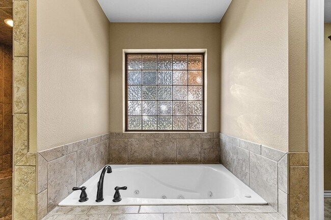 Building Photo - 5811 Oak Creek Drive