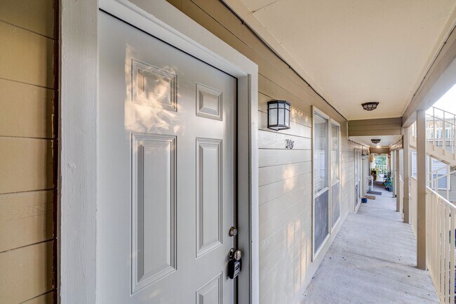 Building Photo - K226 - Treehouse #205