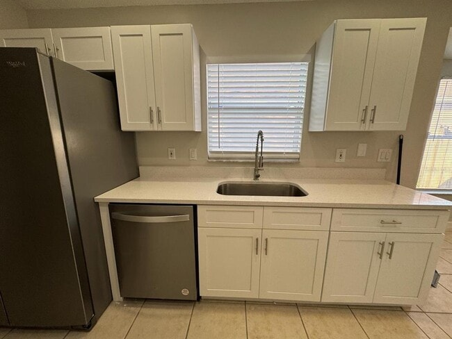 Building Photo - 611 Cypress Tree Ct