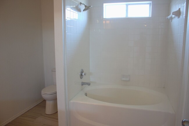 Building Photo - TWO WEEKS FREE RENT!!!!! Newly Remodeled K...