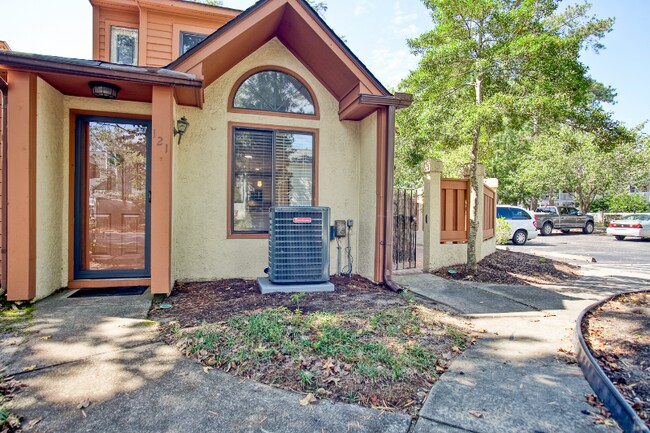 Building Photo - 617 13th Ave S