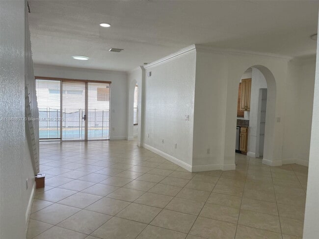 Building Photo - 3725 NE 10th Ct