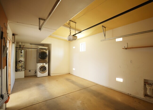 Building Photo - 421 E Lester St