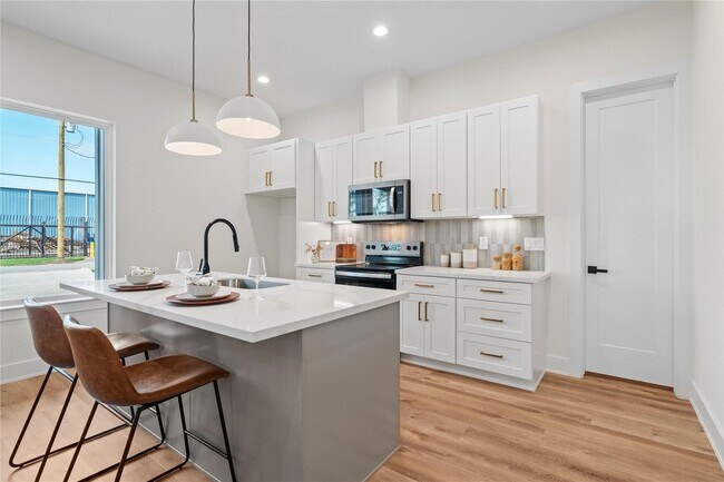 Building Photo - 6532 Weston St