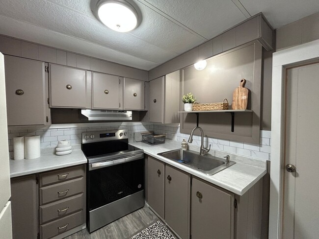 Building Photo - Newly Remodeled 2 Bedroom / 1 Bathroom Man...