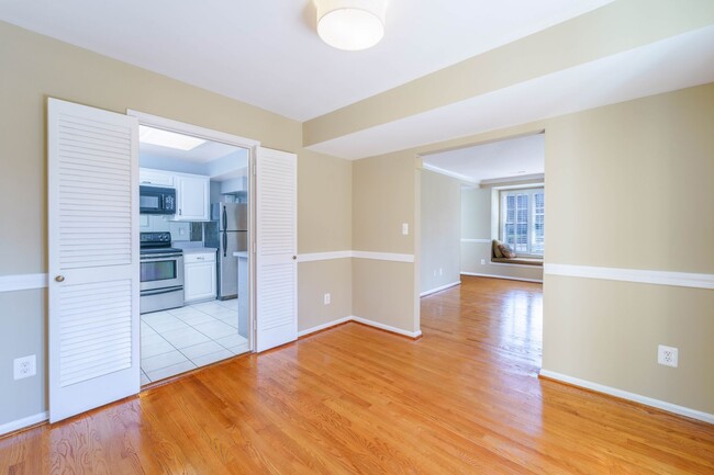 Building Photo - 2 Bedroom 2.5 Bath Condo in Chevy Chase