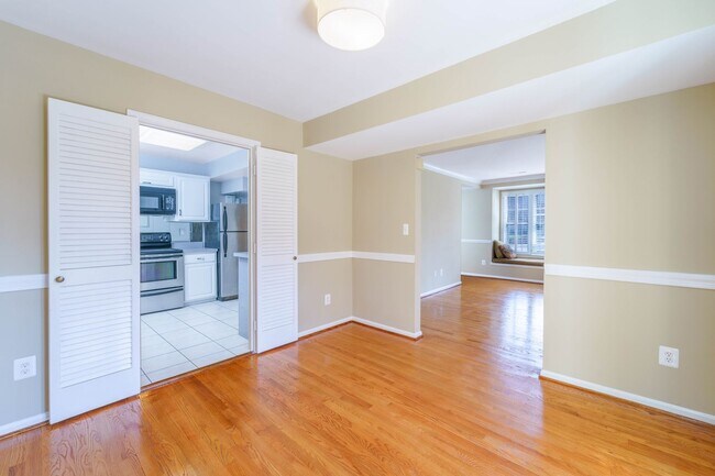 Building Photo - 2 Bedroom 2.5 Bath Condo in Chevy Chase