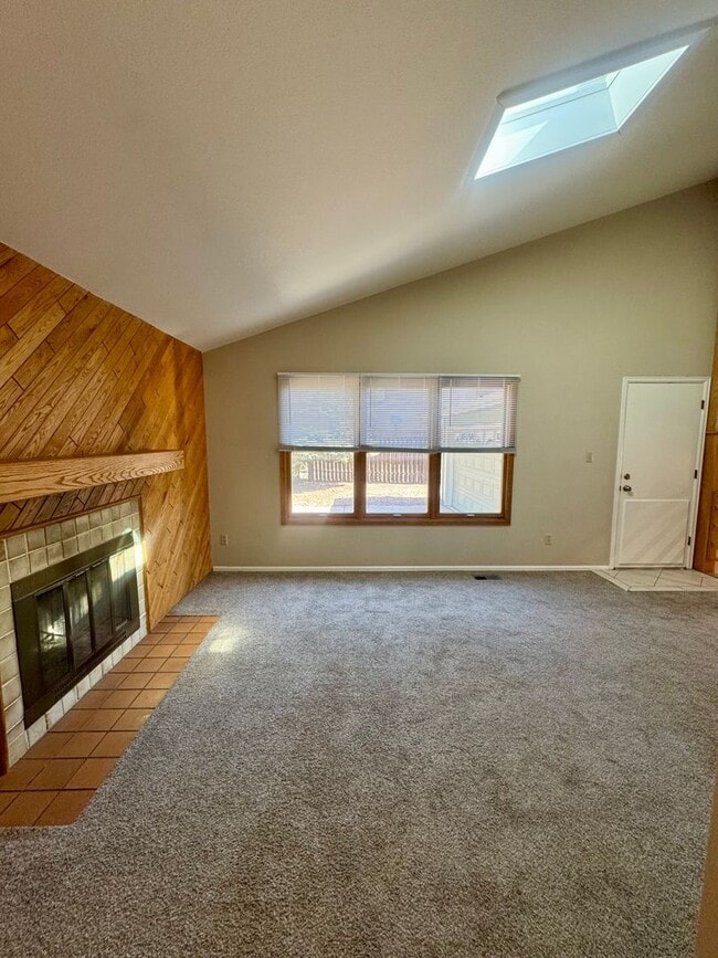 Building Photo - 4 Bedroom Home in Villa Loma-Available NOW