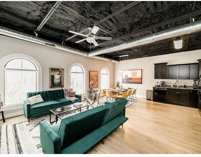 Building Photo - Unique 3 bedroom furnished within walking distance to Jameson YMCA in Wyndhurst