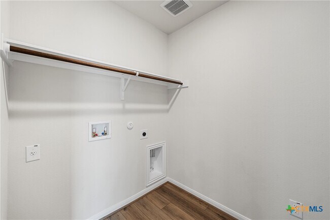Building Photo - 209 Villars Dr