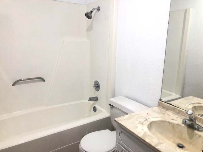 Building Photo - Pre leasing now for 4/1/2026