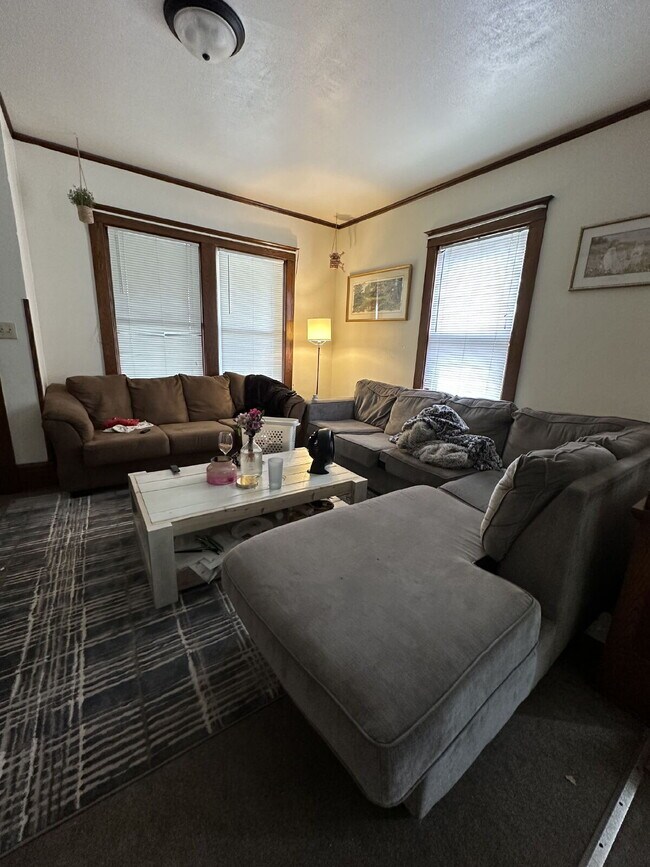 Building Photo - 6 bedroom 2 bath Duplex - available for Ju...