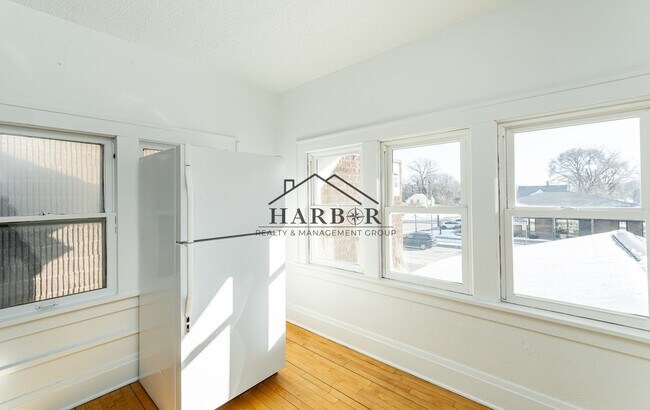 Building Photo - 917 N Broadway Ave