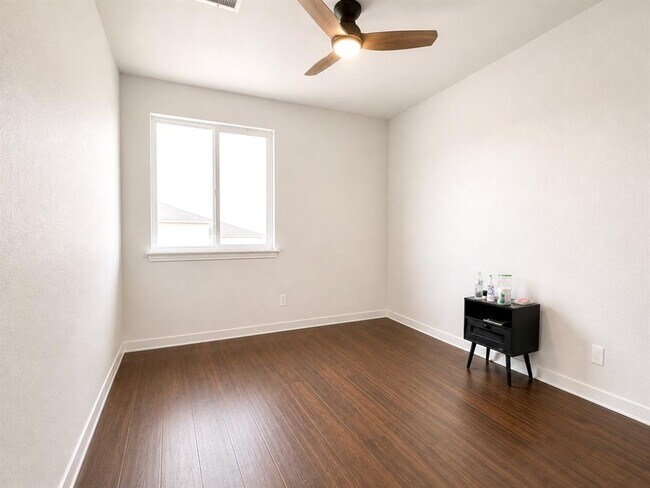 Building Photo - 402 Crater Lake Dr