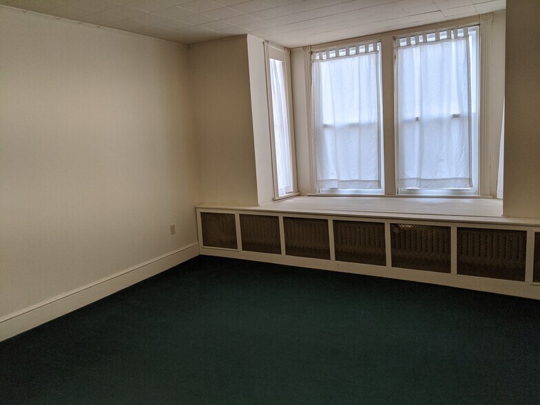 Building Photo - 412 Main St