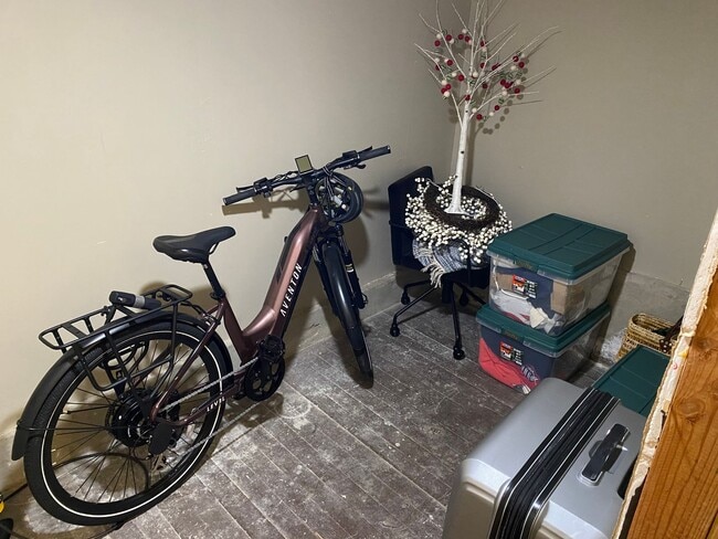 Building Photo - Exquisite top floor 1BD. Fully furnished a...