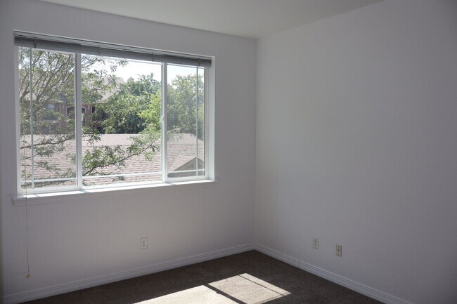 Building Photo - Convenient Fort Collins Location – Updated...