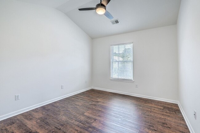 Building Photo - Charming 3-Bedroom Townhome in Summer Wood...
