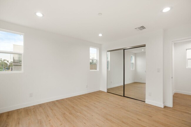 Building Photo - 443 Heliotrope Dr
