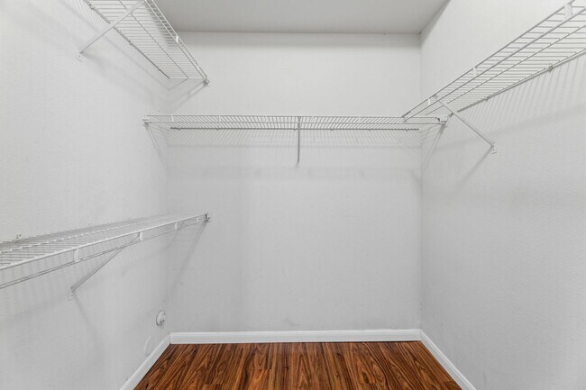 Building Photo - Amazing 1 bedroom, 1 bathroom Condo in Montevista!
