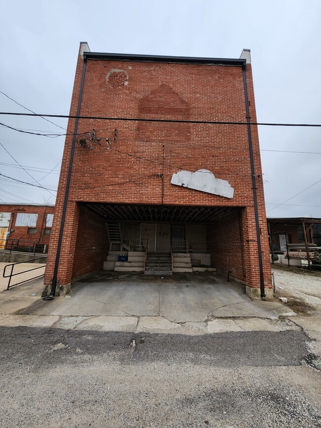 Building Photo - 208 E Main St