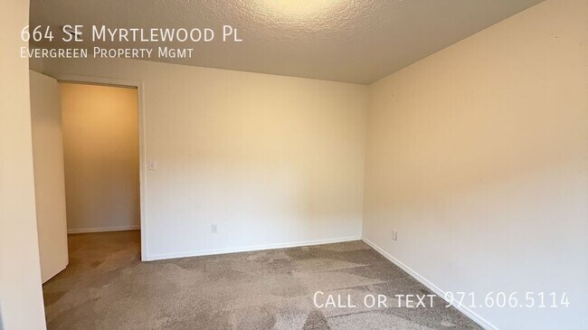 Building Photo - 664 SE Myrtlewood Pl