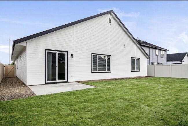 Building Photo - Beautiful 4bd/2ba Single Level Home w/RARE 4-CAR GARAGE