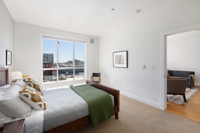 Building Photo - Great natural light in a large condo near ...