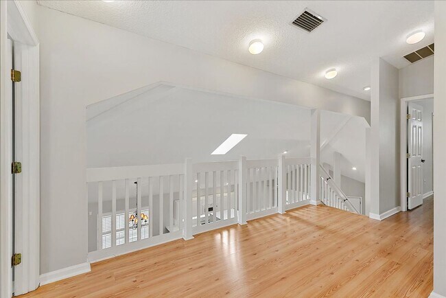 Building Photo - Lovely contemporary home in popular South Jax Beach!