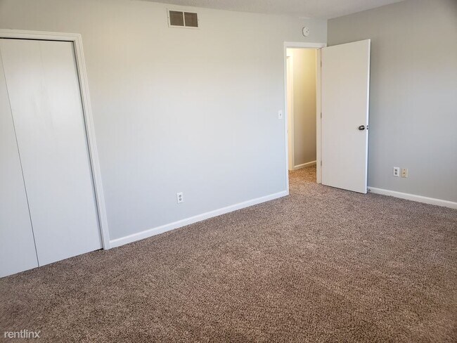Building Photo - 2 br, 1.5 bath Townhome - 1451 S Center Rd