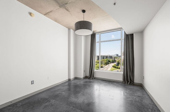 Building Photo - Awesome 1BE/1BA Condo in the Gulch w/2-res...