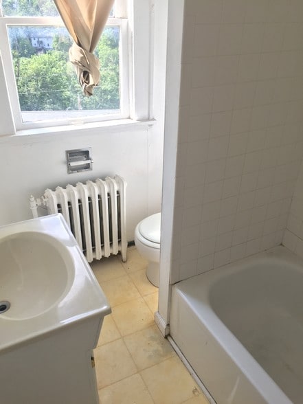 Bathroom 2 - 922 College Ave