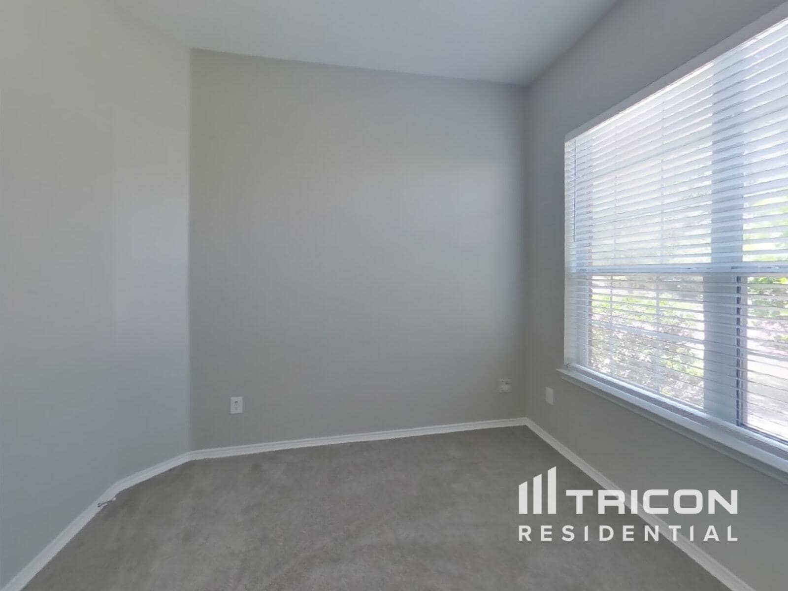 Building Photo - 558 Hickory Ln