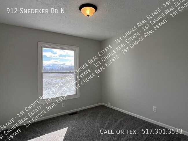 Building Photo - 912 Snedeker Rd N