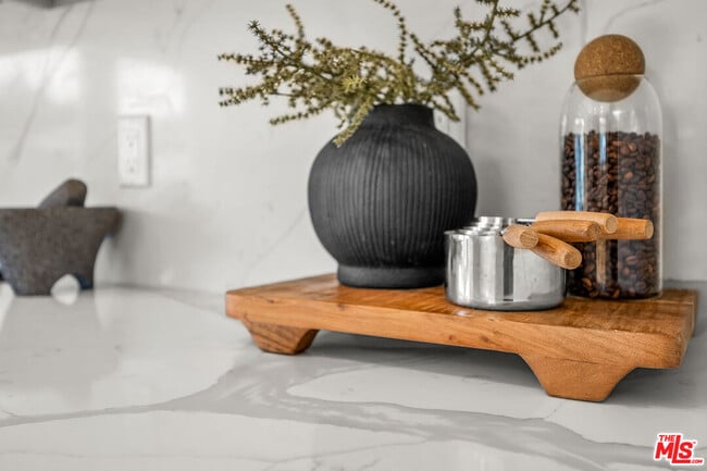 Building Photo - 616 W Ellis Ave