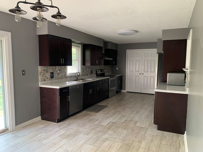 Building Photo - 23 Edith Dr