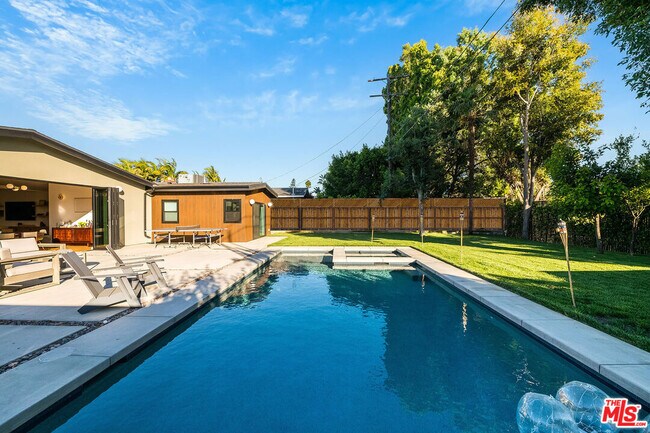 Building Photo - 13542 Valleyheart Dr N