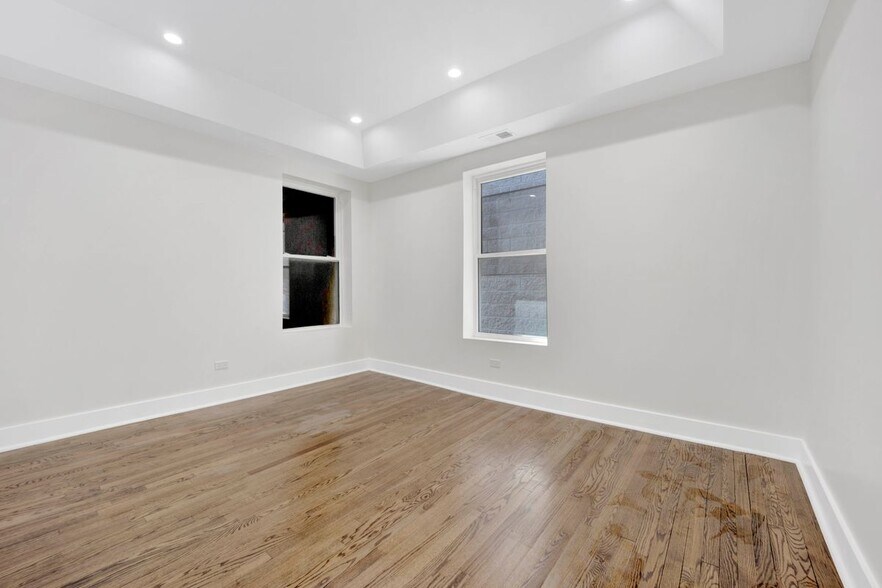 Building Photo - 4927 S Prairie Ave