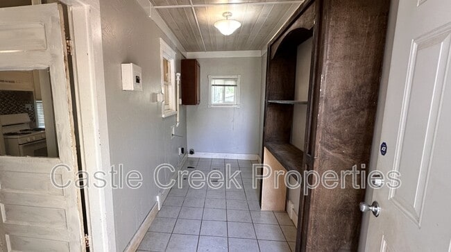 Building Photo - 714 W Hurd St