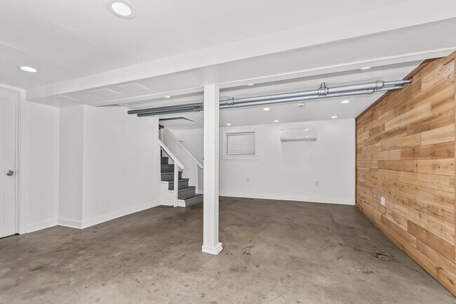 Building Photo - 7457 N Maplewood Ave