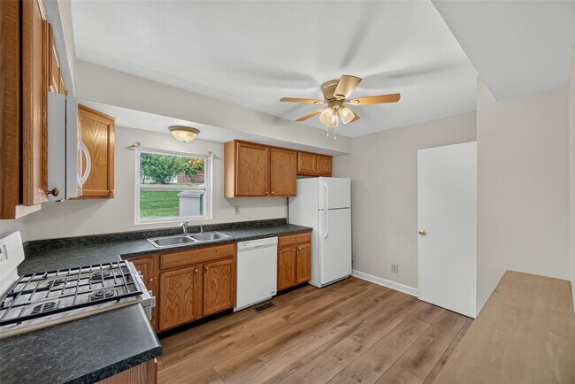 Building Photo - 45 Barton Pl
