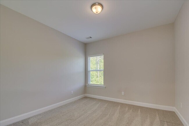 Building Photo - 323 Colonnades Dr