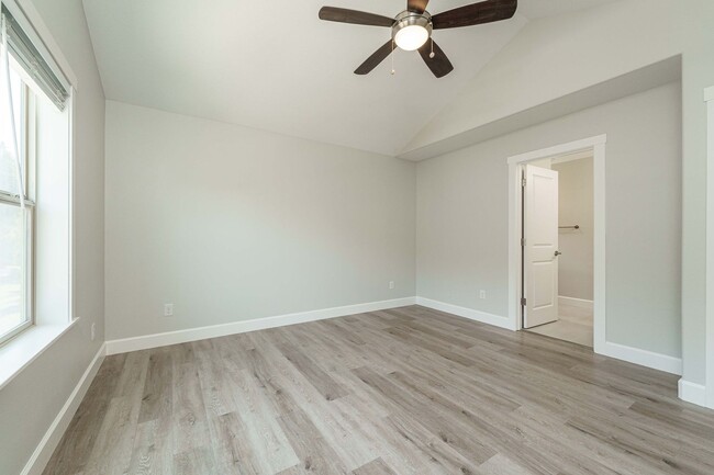 Building Photo - Desirable Salmon Creek Home Located in Lux...