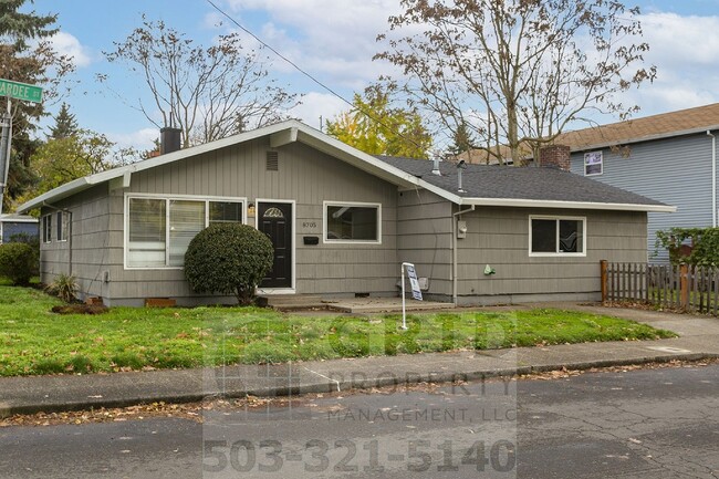 Building Photo - 3+ Bedroom House w/ Large Backyard - Southeast Portland!