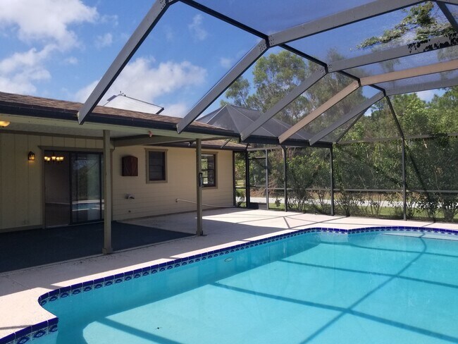 Building Photo - 3/2/1 with screened in patio/pool