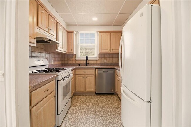 Building Photo - 334 Jastram St