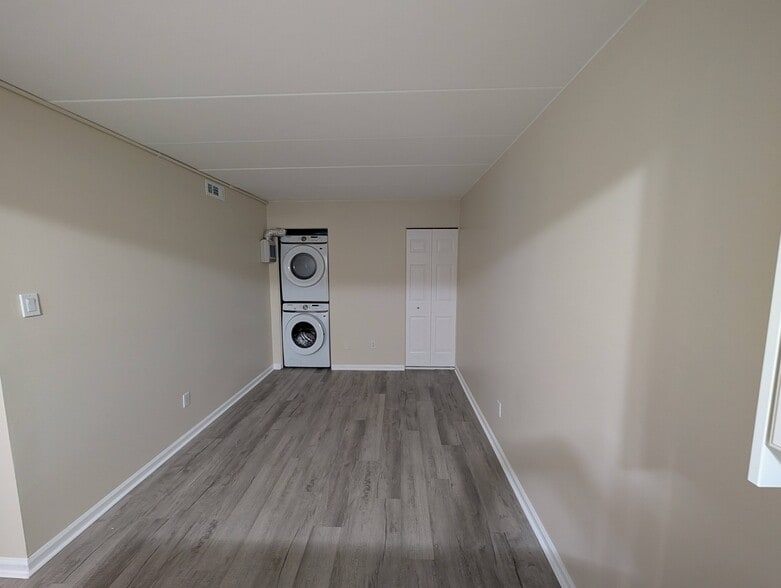Den/Office/Bonus room - 15 Sunbury Ct