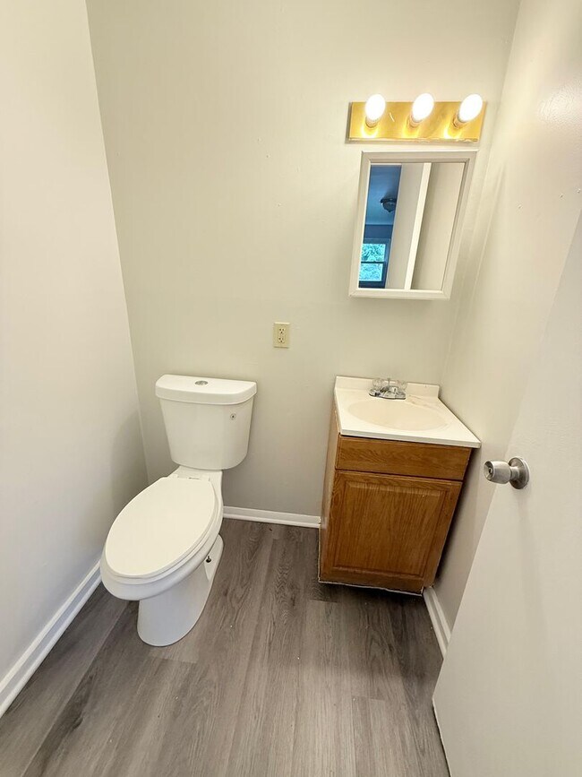 Building Photo - Freshly Painted 3BD/1.5BA Single Family Ho...