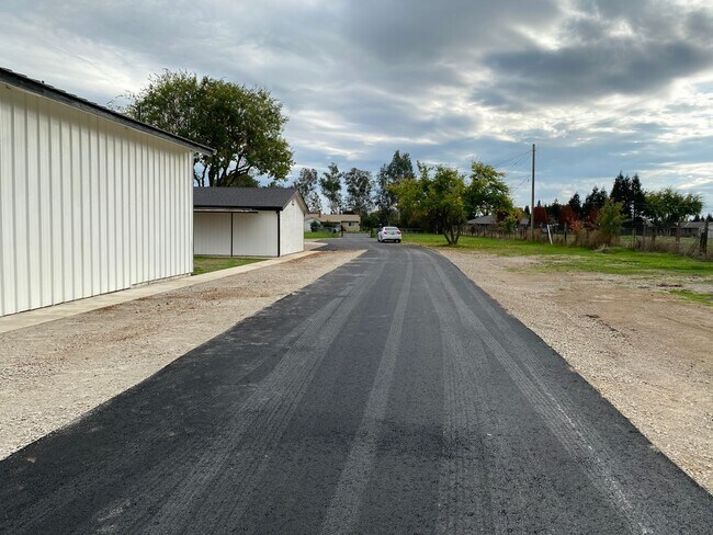 Building Photo - Fully Renovated Home on 5 Acres