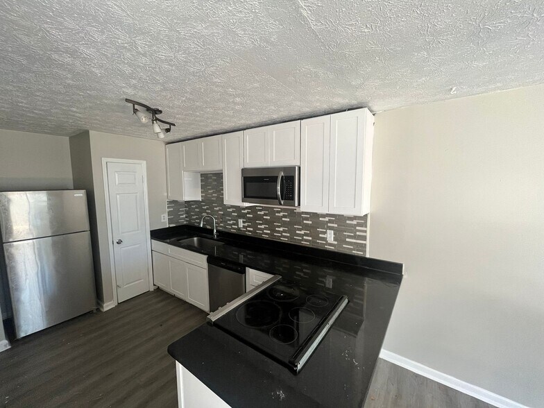 Building Photo - 7560 Taylor Rd